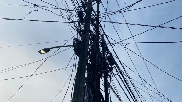 Kabel Listrik Semrawut, Siapa yang Salah