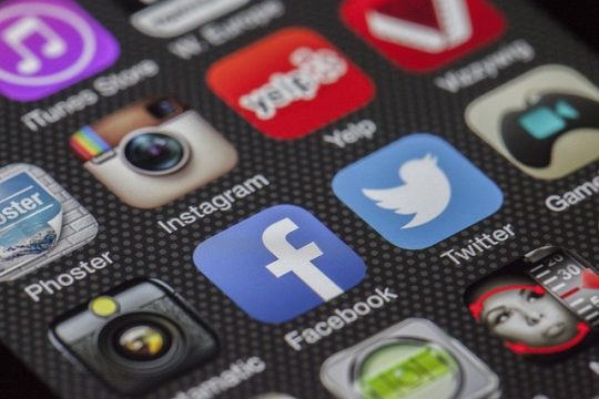 Efek Pengaruh Media Sosial terhadap Remaja