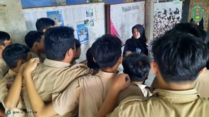Mikrofun Expo: Menyapa Keajaiban Mikrobiologi bersama Mahasiswa Teknik dan Manajemen Lingkungan A1 di SMP Negeri 3 Bogor