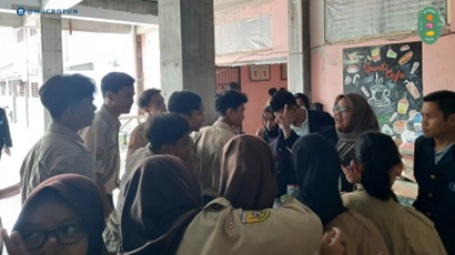 Mikrofun Expo: Menyapa Keajaiban Mikrobiologi bersama Mahasiswa Teknik dan Manajemen Lingkungan A1 di SMP Negeri 3 Bogor