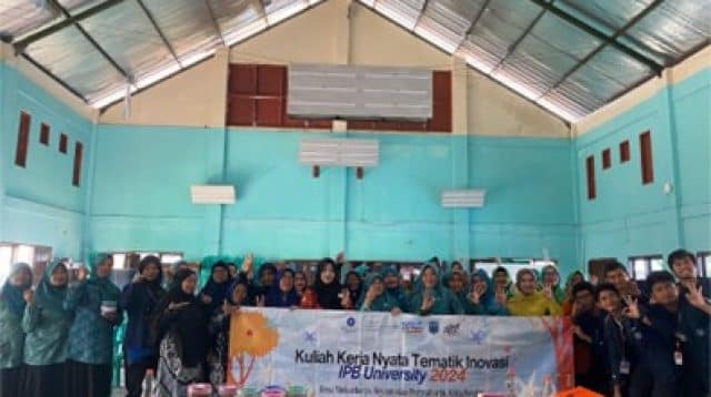 Mahasiswa KKN-T Inovasi IPB University Menggelar Pendampingan Manajemen Bank Sampah dan Pembuatan Eco Enzyme