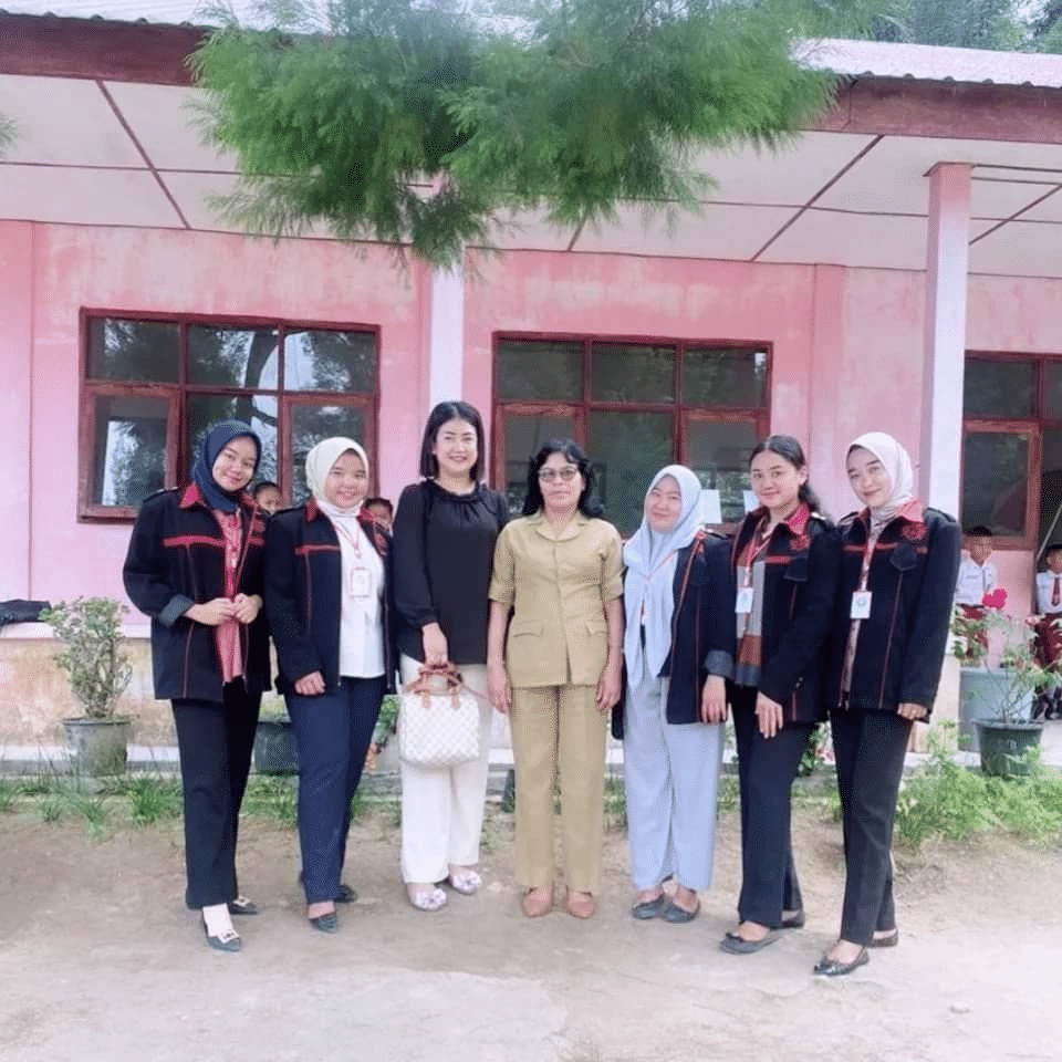 Foto Tim PKM bersama Guru Wali Kelas III
