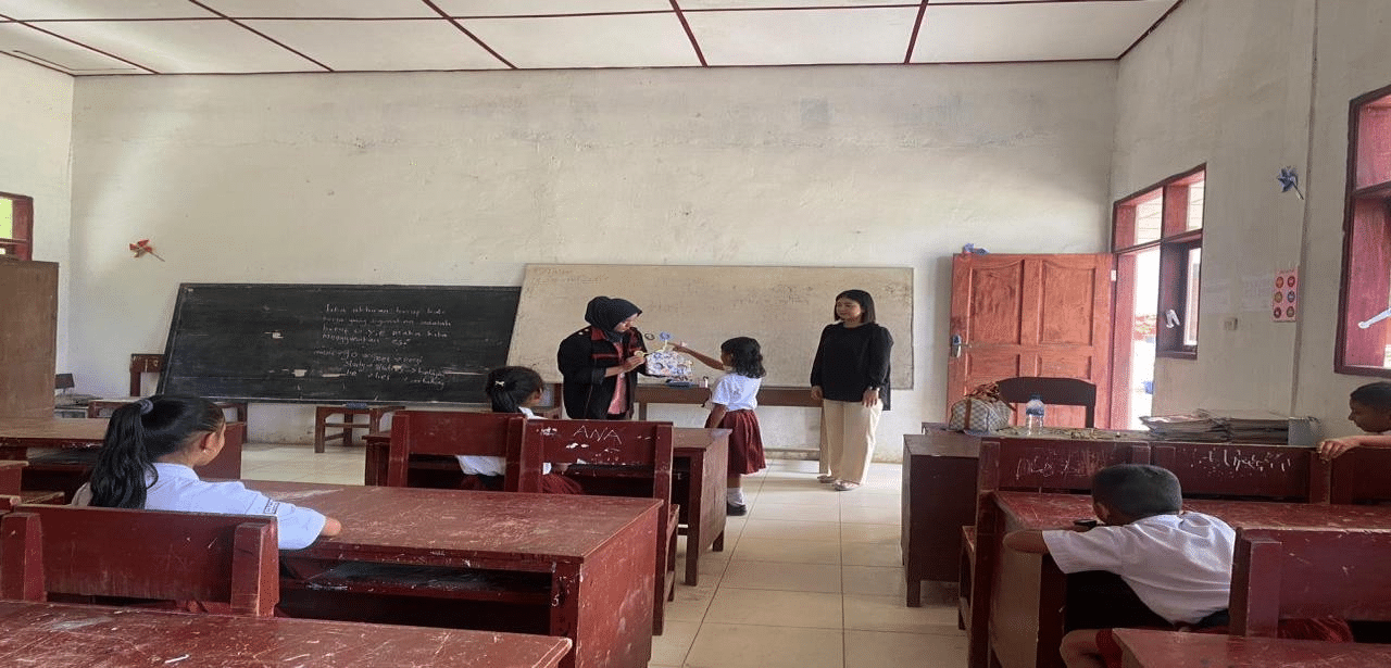 Foto Tim PKM pada saat sosialisasi penggunaan media kincir angka