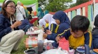 Kreativitas Tanpa Batas! Mahasiswa KKNT IPB University Ajak Anak-Anak Ciptakan Karya Unik dari Sampah Plastik