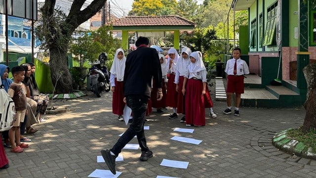 Mahasiswa PMM dari Universitas Muhammadiyah Malang Terapkan Ilmu Sosiologi Lewat Permainan di SD Negeri Mojolangu 2