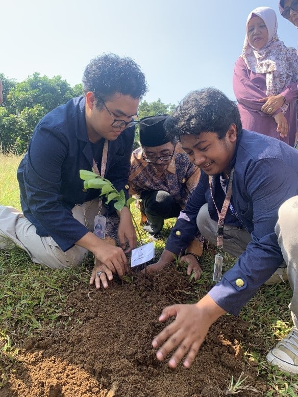 Pengabdian Nyata: Mahasiswa KKN-T Inovasi IPB University Desa Cibadak Sukses Ajak Masyarakat untuk Tanam Pohon dalam Kegiatan yang Bertajuk “Citaber”