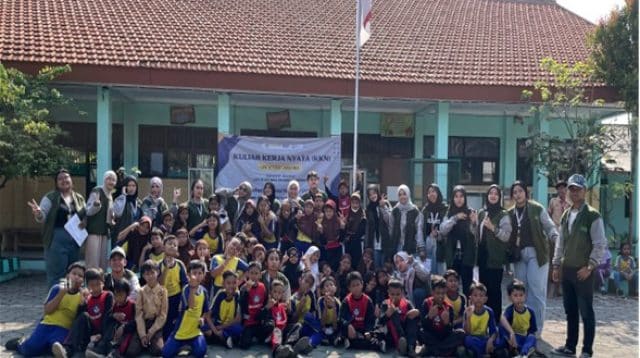 Kelompok 7 KKNT UPN Veteran Jawa Timur Ajak Siswa SDN Bluru Kidul 2 Sidoarjo Belajar Memilah Sampah dan Peran Bank Sampah