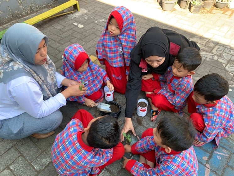 Penanaman Tanaman Sayuran Oleh Siswa – Siswi TK Darul Aqsho Bersama Kelompok Tani di Desa Tlekung Menggunakan Pot Plastik Hasil Daur Ulang