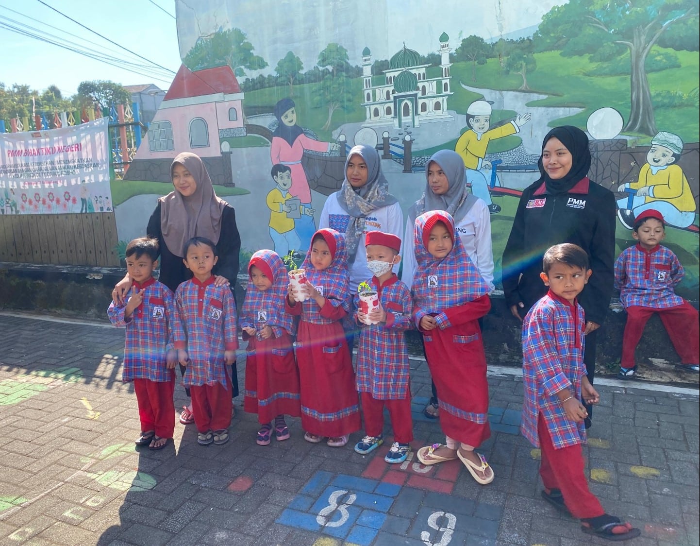 Penanaman Tanaman Sayuran Oleh Siswa – Siswi TK Darul Aqsho Bersama Kelompok Tani di Desa Tlekung Menggunakan Pot Plastik Hasil Daur Ulang