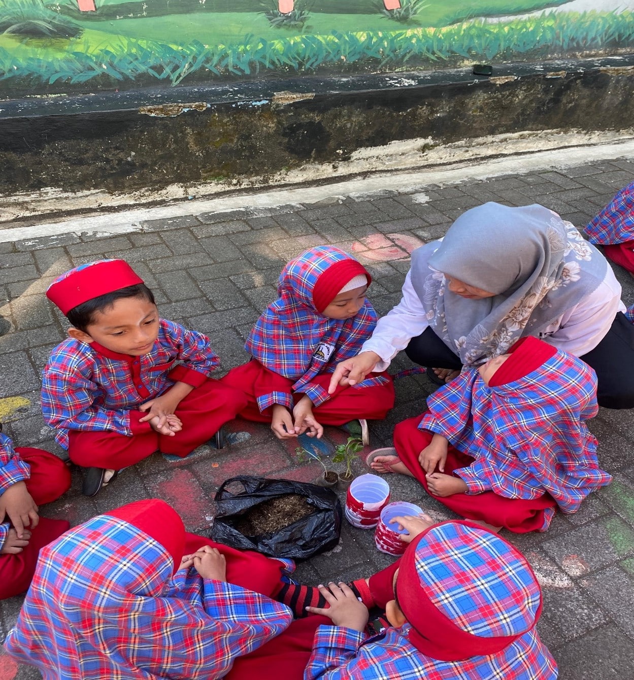 Penanaman Tanaman Sayuran Oleh Siswa – Siswi TK Darul Aqsho Bersama Kelompok Tani di Desa Tlekung Menggunakan Pot Plastik Hasil Daur Ulang