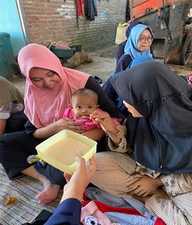 Implementasi Hasil Forum Group Discussion (FGD) Karang Taruna Desa Kalisat Didampingi Oleh Tim PROMAHADESA Universitas Jember melalui Pelatihan dan Edukasi MPASI kepada Ibu Posyandu Desa Kalisat