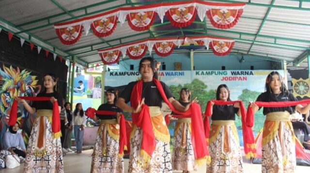 Melukiskan Ekspresi Tari dalam Urban Dance Camp di Kampung Warna Warni Jodipan