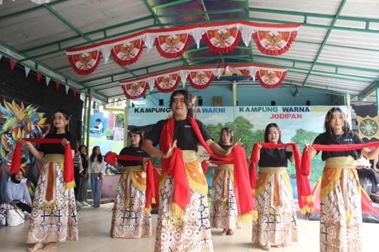 Melukiskan Ekspresi Tari dalam Urban Dance Camp di Kampung Warna Warni Jodipan