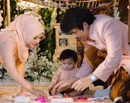 Tradisi Jawa untuk Menyambut Langkah Pertama Anak, Bagaimana Tradisi Tedhak Siten Terbentuk?
