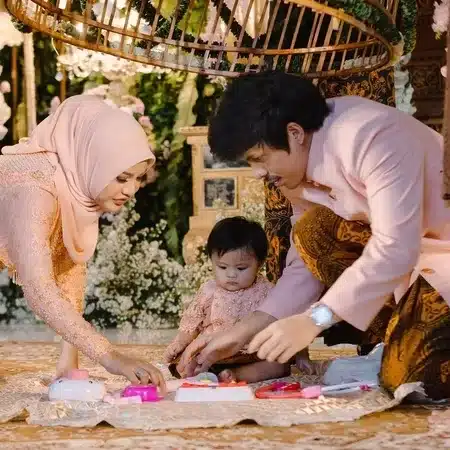 Tradisi Jawa untuk Menyambut Langkah Pertama Anak, Bagaimana Tradisi Tedhak Siten Terbentuk?