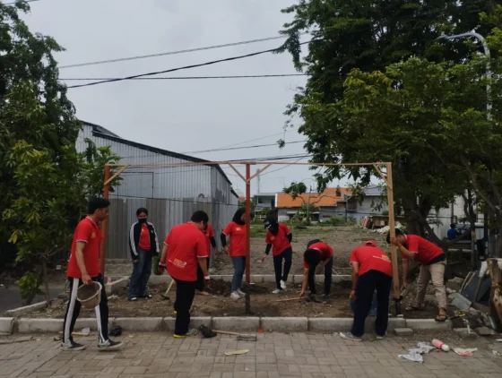 Sub Kelompok 8 NR 6 membuat pondasi taman TOGA, (Sabtu, 30/11/2024)