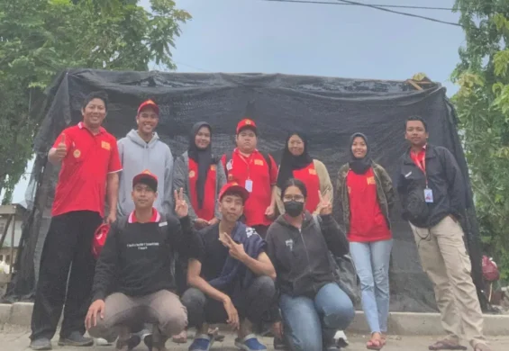 Sub Kelompok 8 NR 6 membuat pondasi taman TOGA. (Sabtu, 30/11/2024)