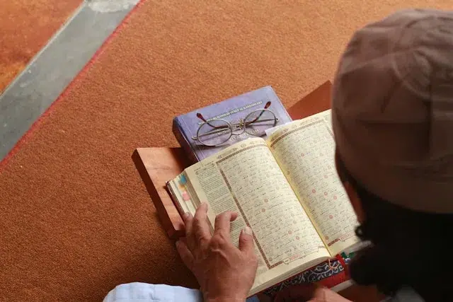 Membaca Al-Qur'an