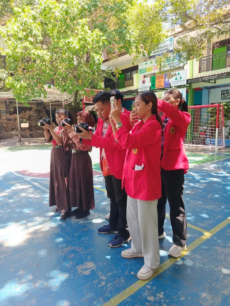 Meningkatkan Kreativitas Siswa SMPN 41 Surabaya Melalui Fotografi di