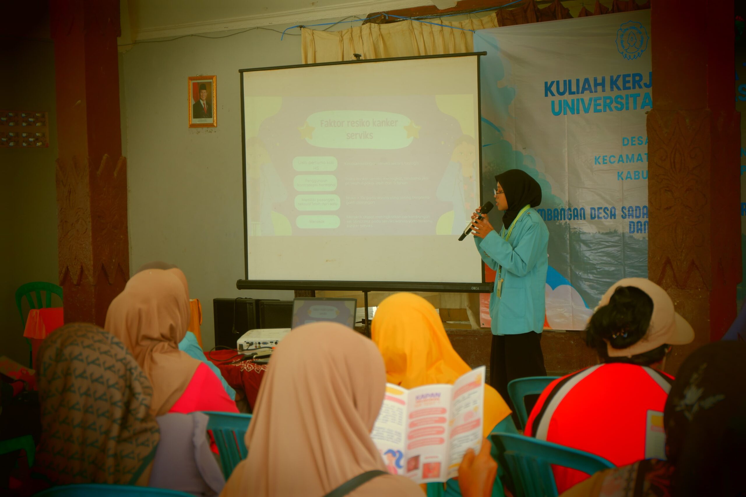 Pemaparan materi Sosialisasi Deteksi Dini Kanker Serviks Dengan Metode IVA Test