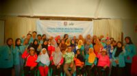 Tim KKN 24 UNS berfoto bersama peserta sosialisasi