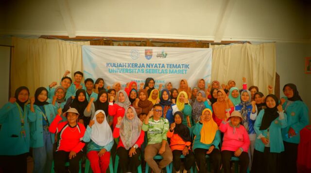 Tim KKN 24 UNS berfoto bersama peserta sosialisasi