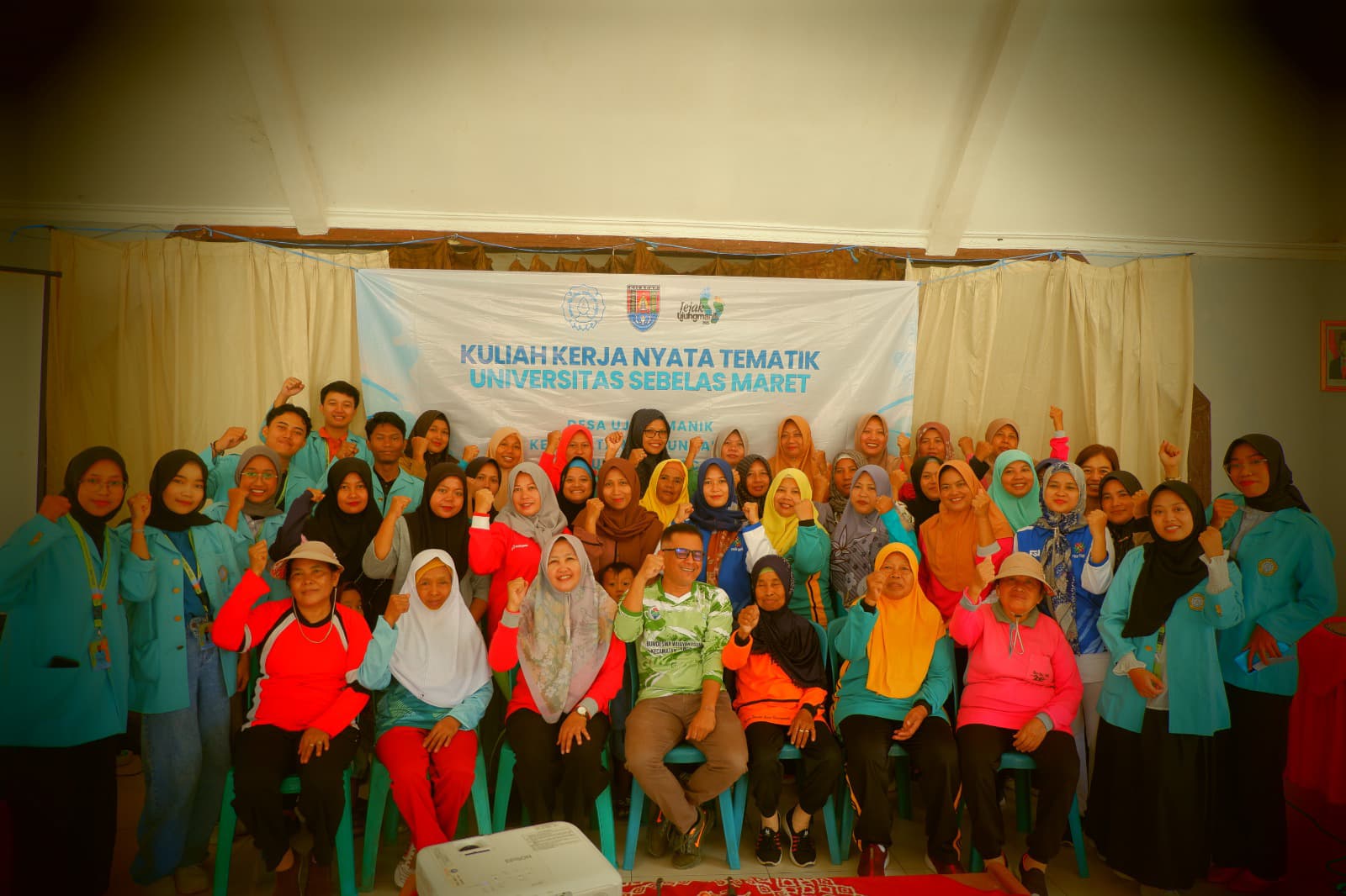Tim KKN 24 UNS berfoto bersama peserta sosialisasi