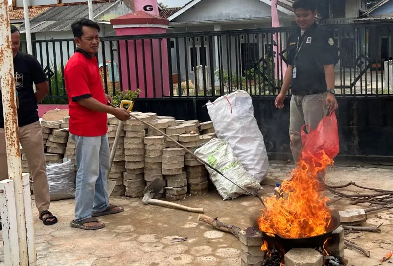 Limbah Plastik Jadi Paving Block 