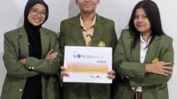 Potret tim (dari kiri ke kanan, Anna, Rizqi, Debora) membawa sertifikat penghargaan 1st CeL-Malaysia International Article Competition. (Sumber: Dok. Pribadi)