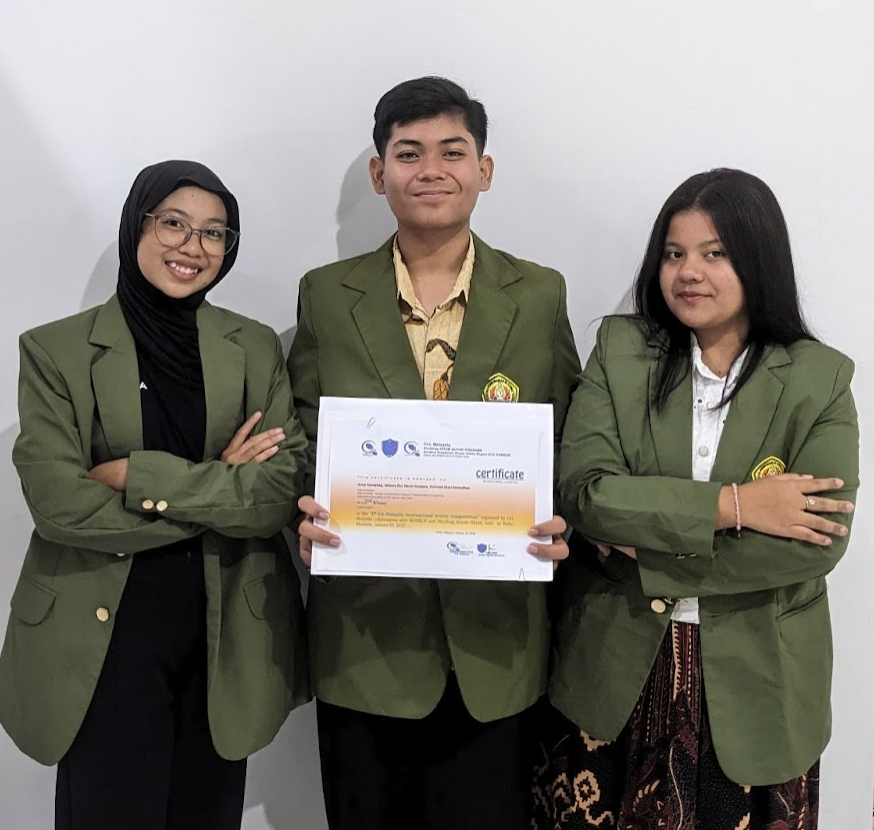 Potret tim (dari kiri ke kanan, Anna, Rizqi, Debora) membawa sertifikat penghargaan 1st CeL-Malaysia International Article Competition. (Sumber: Dok. Pribadi)