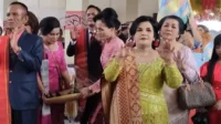 Prosesi Sambut Hula-hula yang Mengawali Pesta Adat Pernikahan Batak Sumber: tangkap layar dari Anthony Siregar Official (YouTube), 2024.