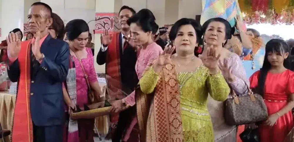 Prosesi Sambut Hula-hula yang Mengawali Pesta Adat Pernikahan Batak Sumber: tangkap layar dari Anthony Siregar Official (YouTube), 2024.