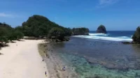Menjelajah Surga Tersembunyi di Pantai Watu Leter Malang