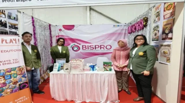 Prodi Bahasa Inggris untuk Komunikasi Bisnis dan Profesional UPN “Veteran” Jawa Timur Ikut Serta Pameran Inovasi, Hilirisasi, dan Open Campus Yang Dihadiri Wamendiktisaintek