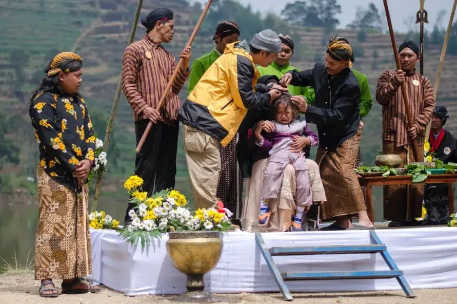 Tradisi Upacara Ruwatan Rambut Gimbal Dieng Wonosobo