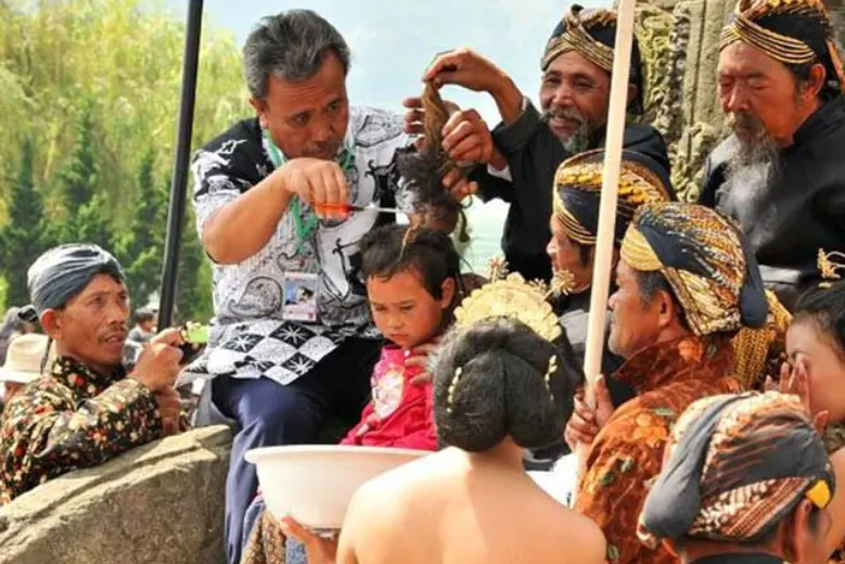 Tradisi Upacara Ruwatan Rambut Gimbal Dieng Wonosobo