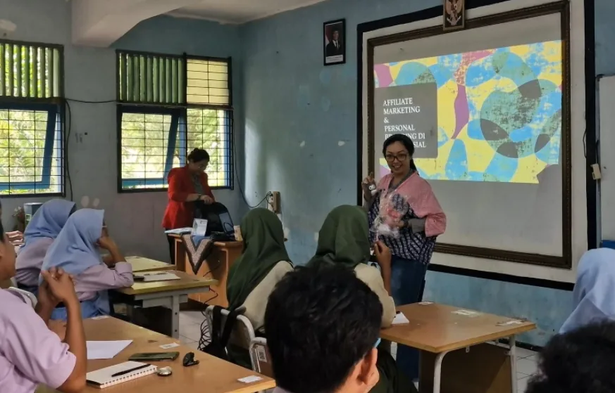 FIKOM UMB Gelar PKM "Kewirausahaan Digital": Bekali Siswa-Siswi SMKN 49 Jakarta dengan Jurus Affiliate Marketing dan Personal Branding Efektif
