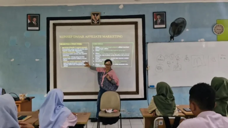 FIKOM UMB Gelar PKM "Kewirausahaan Digital": Bekali Siswa-Siswi SMKN 49 Jakarta dengan Jurus Affiliate Marketing dan Personal Branding Efektif