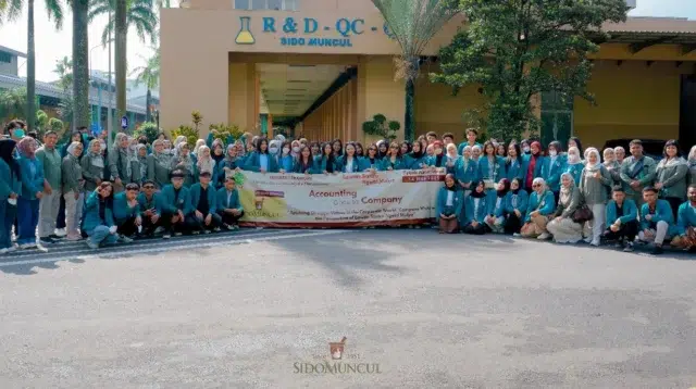 Membangun Sinergi antara Teori dan Praktik di PT Sido Muncul Tbk Semarang.