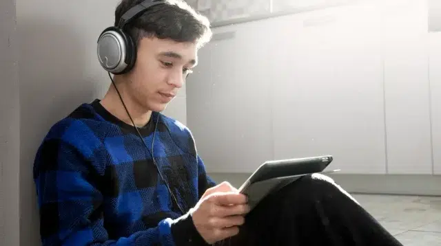 Melindungi Hak Anak di Era Digital: Tantangan dan Solusi