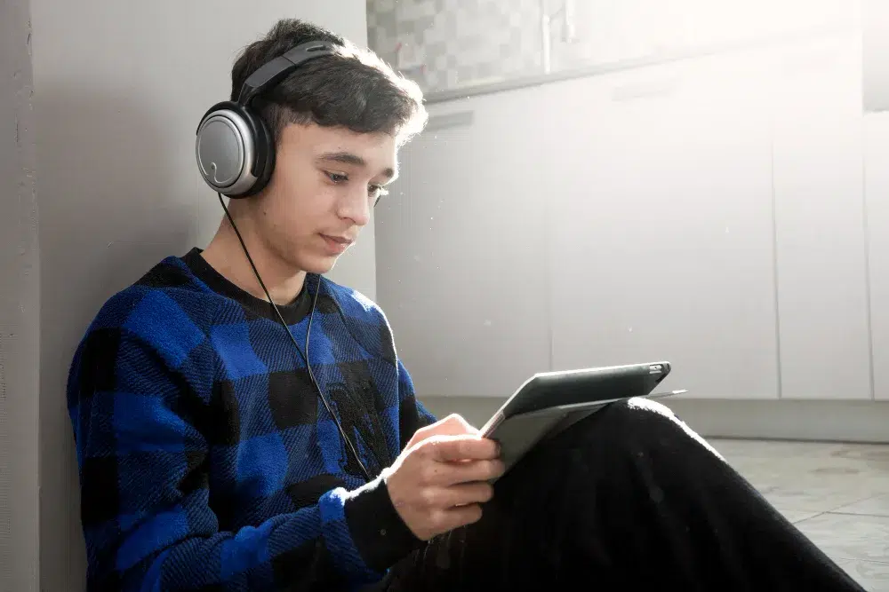 Melindungi Hak Anak di Era Digital: Tantangan dan Solusi