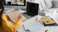 Media Cetak vs Media Digital: Kolaborasi dan Tantangan dalam Pembelajaran di Sekolah