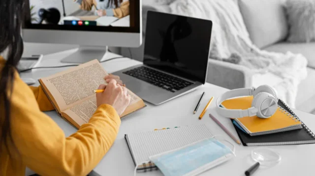 Media Cetak vs Media Digital: Kolaborasi dan Tantangan dalam Pembelajaran di Sekolah