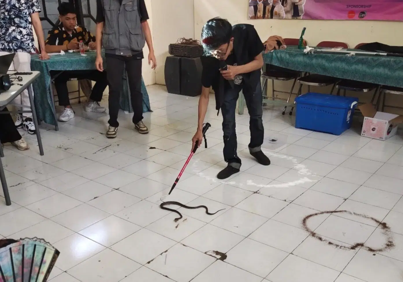 Kolaborasi Mahasiswa UWKS dan Masyarakat Gunungsari Surabaya: Berdasarkan UMKM, Edukasi Anak & Remaja, Cek Kesehatan, hingga Cegah Ular Masuk Perkampungan