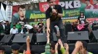 Konser Politik Ahmad Dhani pada Kegiatan Kampanye Partai Kebangkitan Bangsa (PKB) di Medan