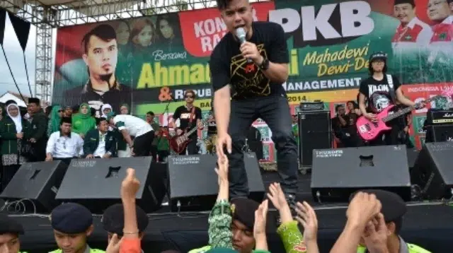 Konser Politik Ahmad Dhani pada Kegiatan Kampanye Partai Kebangkitan Bangsa (PKB) di Medan