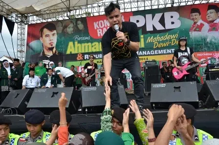 Konser Politik Ahmad Dhani pada Kegiatan Kampanye Partai Kebangkitan Bangsa (PKB) di Medan