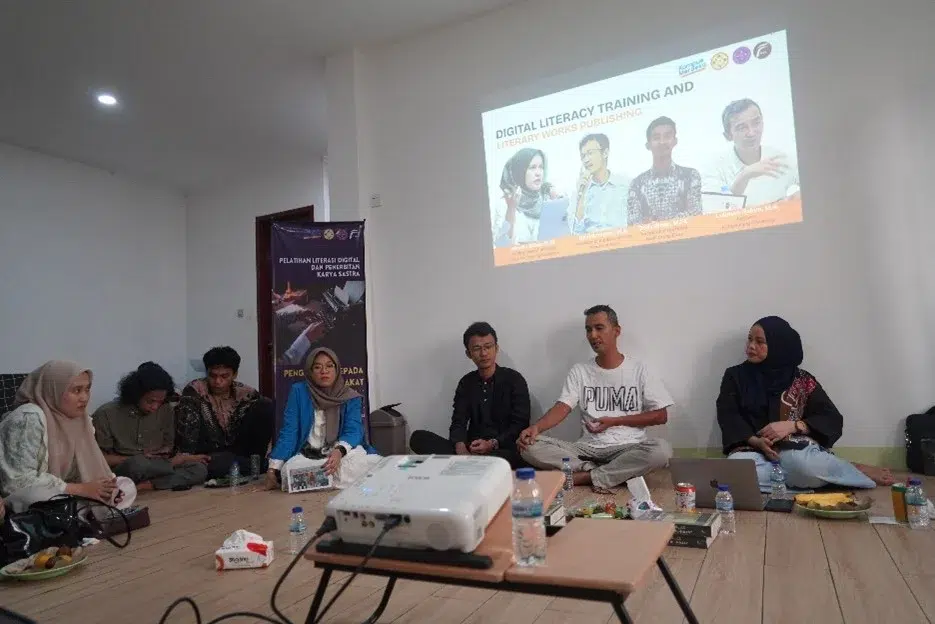 Pelatihan Literasi Digital dan Penerbitan Karya Sastra