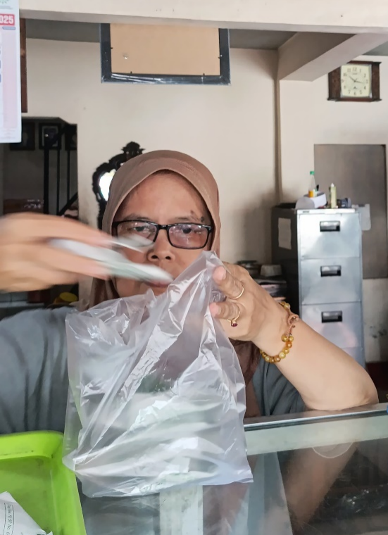 Pemilik toko Kipo Bu Djito sedang melayani pembeli/Mutyas Putri Panuntun/1 Mei 2025