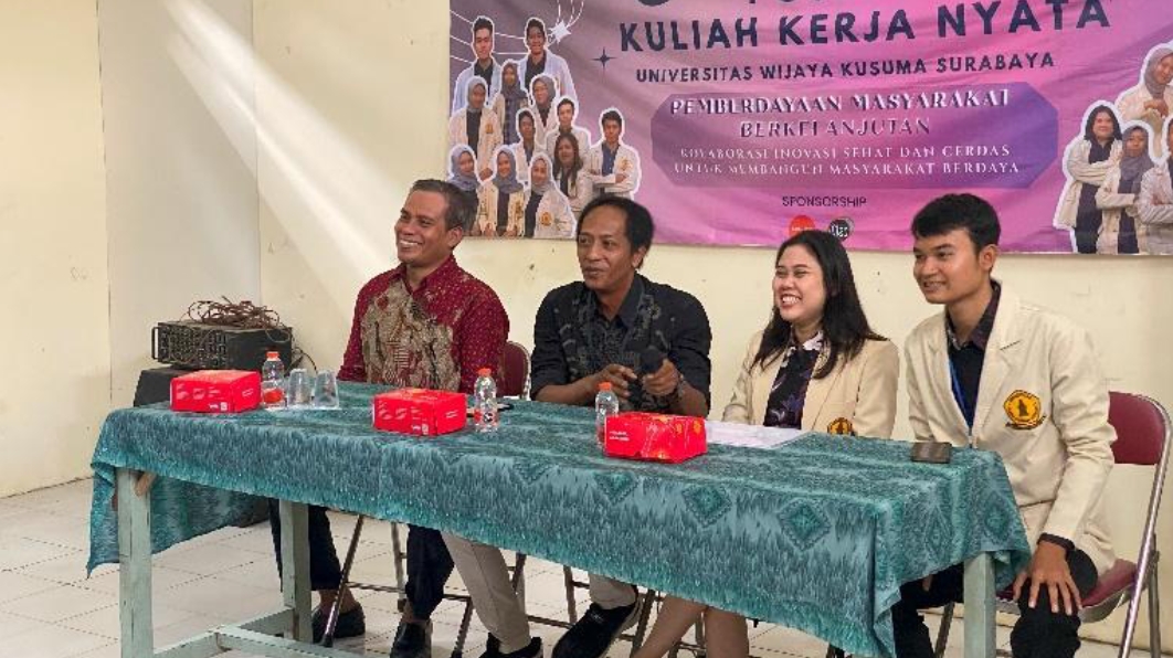 Kolaborasi Mahasiswa UWKS dan Masyarakat Gunungsari Surabaya: Berdasarkan UMKM, Edukasi Anak & Remaja, Cek Kesehatan, hingga Cegah Ular Masuk Perkampungan Kolaborasi Mahasiswa UWKS dan Masyarakat Gunungsari Surabaya: Berdasarkan UMKM, Edukasi Anak & Remaja, Cek Kesehatan, hingga Cegah Ular Masuk Perkampungan